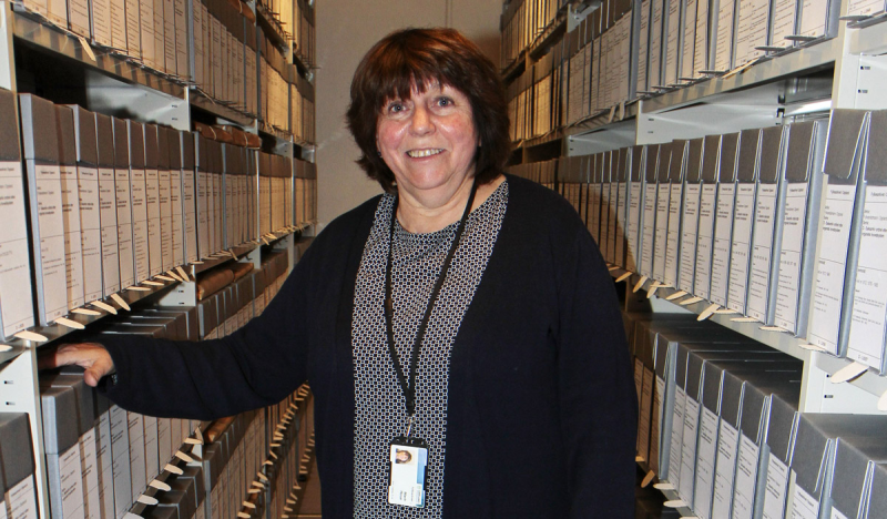 Fylkesarkivar Marit Hosar har 23.000 hyllemeter med dokumenter i arkivet i Fakkelgården på Lillehammer.