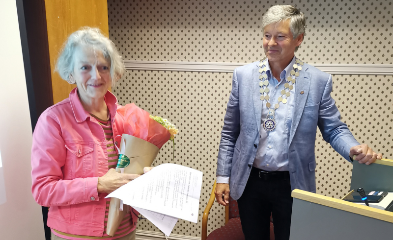 Ruth Mjøen var 75 år 29. juli, og fikk blomster og gratulasjoner av president Erik A. Dahl.