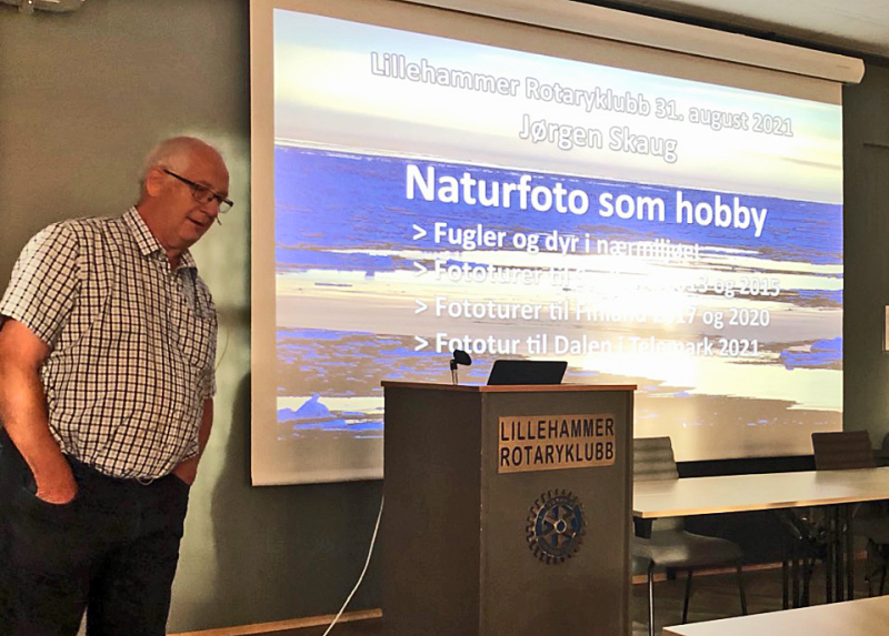 31 medlemmer hørte Jørgen Skaug vise bilder og prate om sin hobby; Naturfoto.