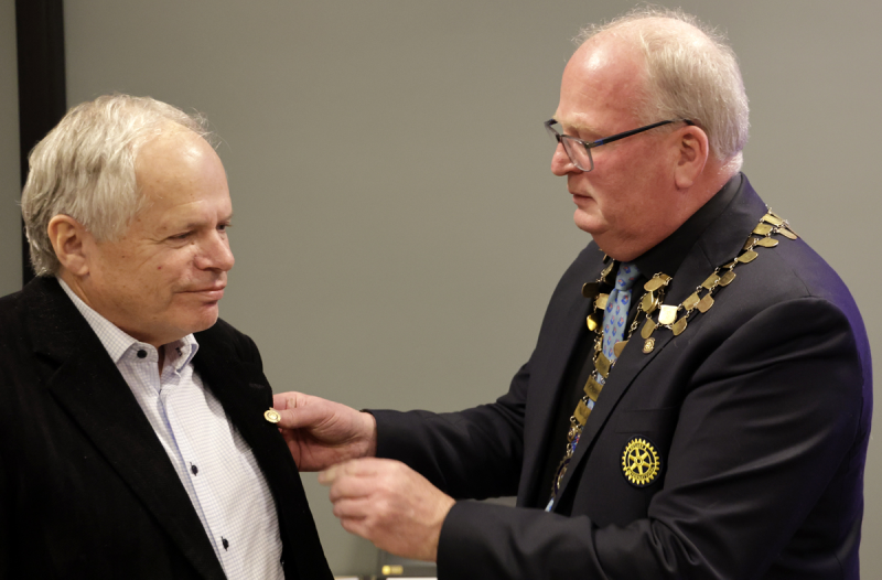 Aril Bjørkøy fikk tildelt hedersprisen Paul Harris Fellow med Safir under møtet i Rotaryklubben tirsdag kveld 16. november.