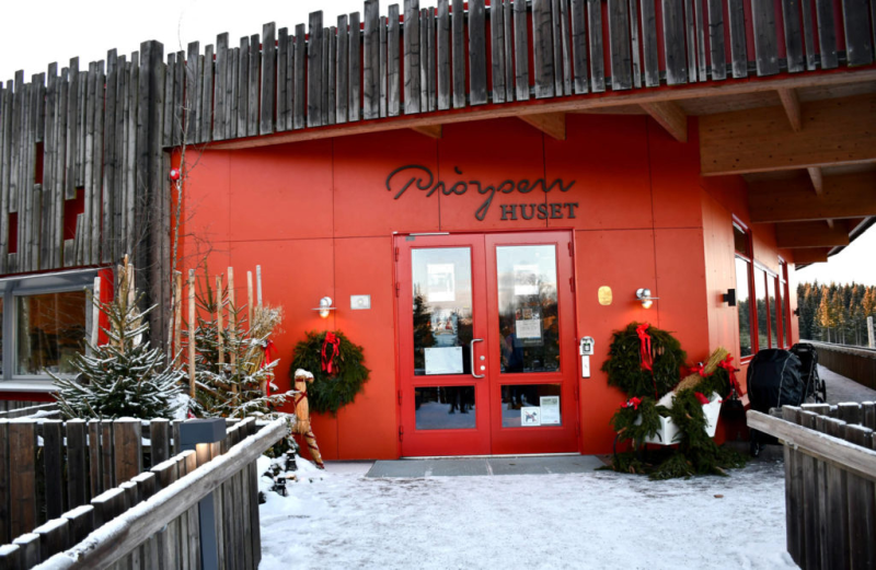 Vi er invitert til Julestemning i Prøysenhuset torsdag 1. desember kl. 1830 – 2100.