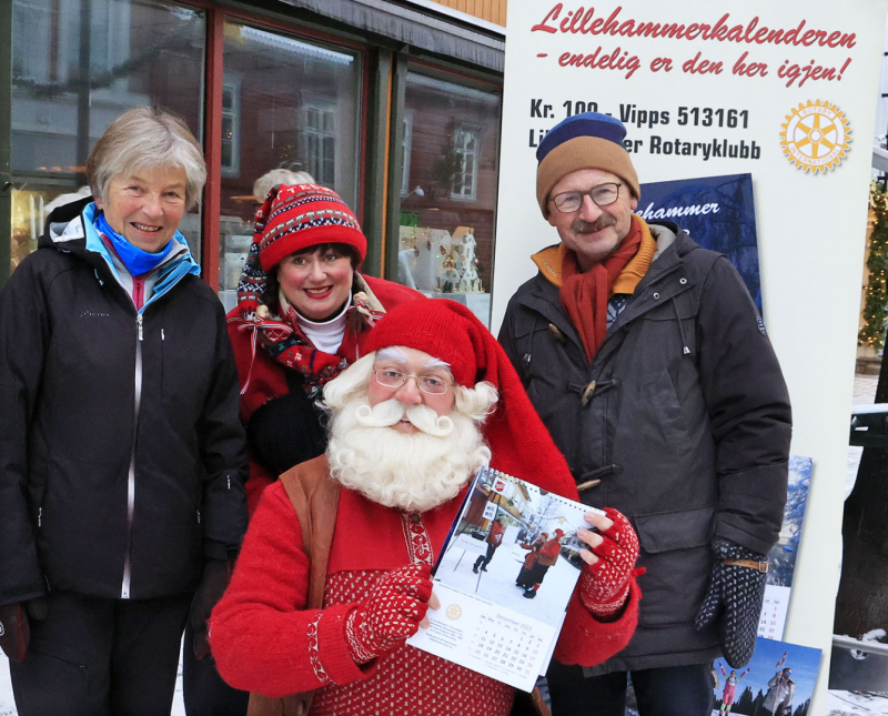 Lillehammerkalenderen i Gågata på lørdag – mange gode samtaler og bra med salg.