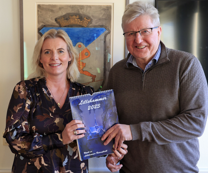 Ordfører Ingunn Trosholmen fikk overrakt Lillehammerkalenderen 2023 fra Rotaryklubben.