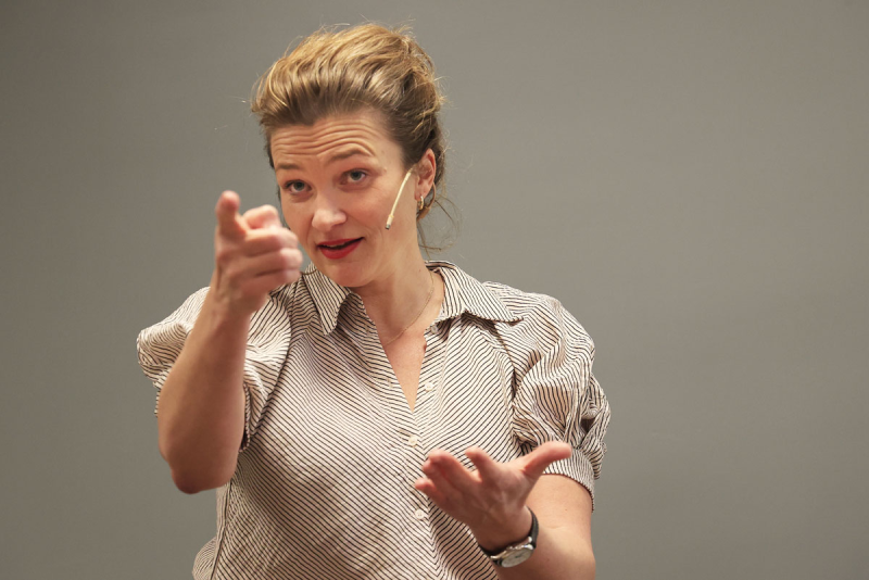 Hanne Eggen Røislien - et fyrverkeri av en religionshistoriker og forsker i Lillehammer Rotary 10. januar om Forsvarets utfordringer.