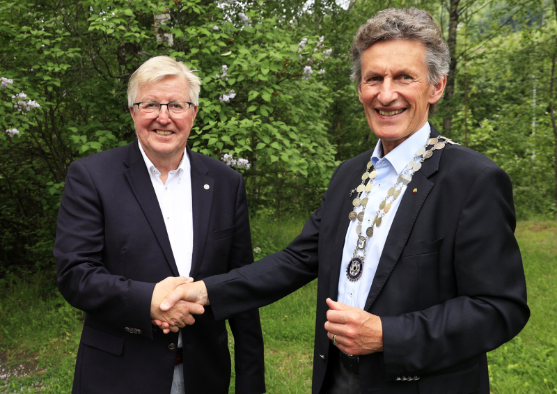 Thor Svegården, kommende president i Lillehammer Rotary fikk overrakt presidentkjedet av Finn Olsen
