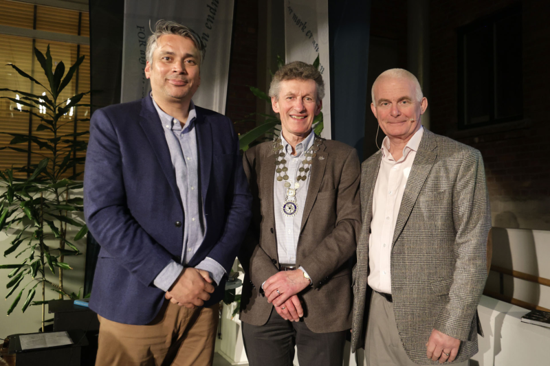 Et fullsatt Bibliotek hørte Amar Bokhari og Knut Østby om LAMS og Pakistan