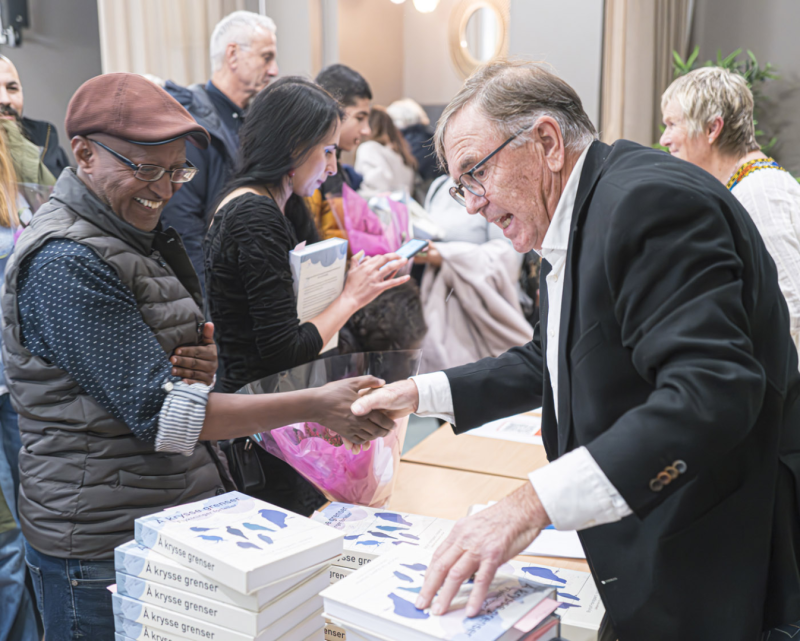 I neste Rotarymøte 3. desember forteller Brynjulf Handgaard om bokprosjektet «Å krysse grenser. Flyktninger forteller».