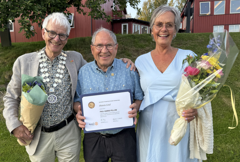 Sommeravslutning i Lillehammer Rotary med presidentskifte og Paul Harris til Øistein Lind.